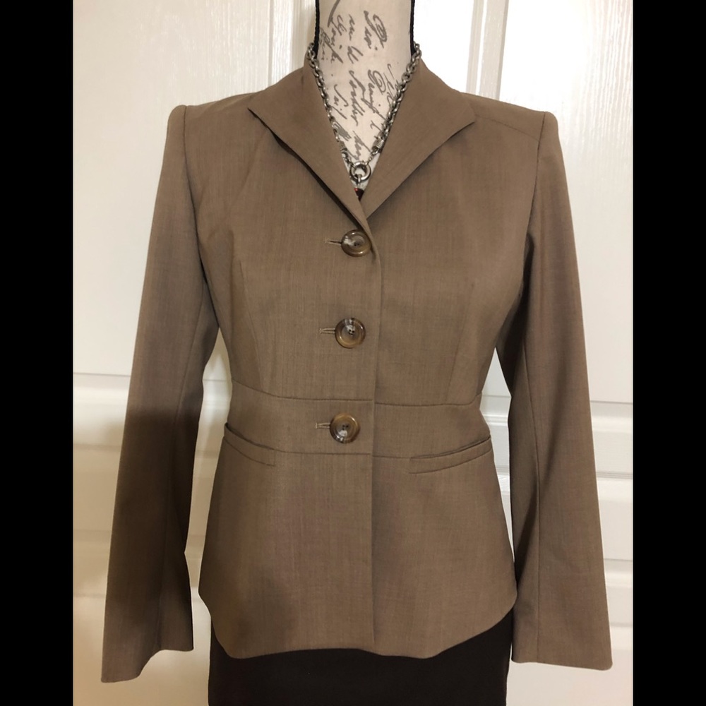 🍁 NWT Wool Lafayette 148,2P fitted. If it is Lafayette you know it is classy.